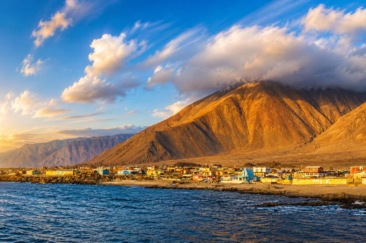 Vista de Caleta Buena, el mar y la cordillera
