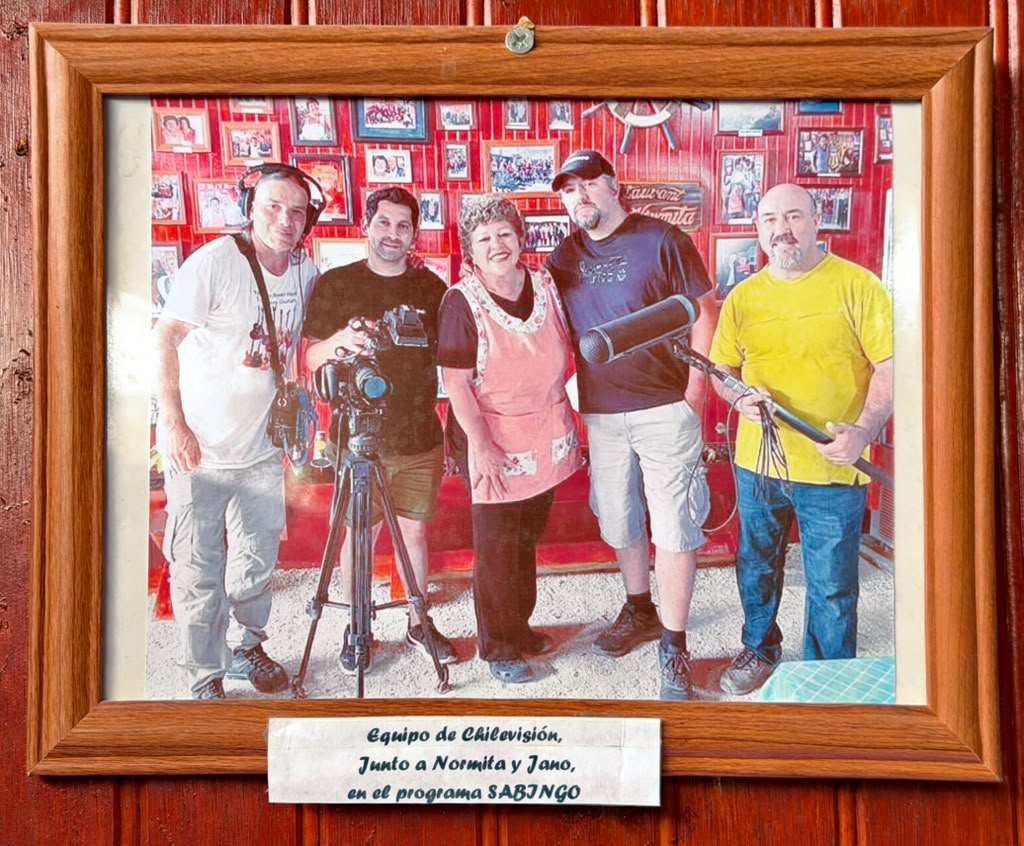 Normita junto al equipo del programa de televisión Sabingo en el restaurante