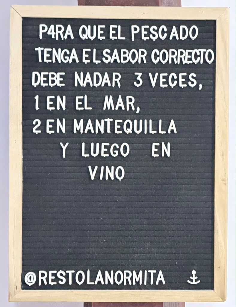 Pizarra con una frase sobre el sabor del pescado en La Normita