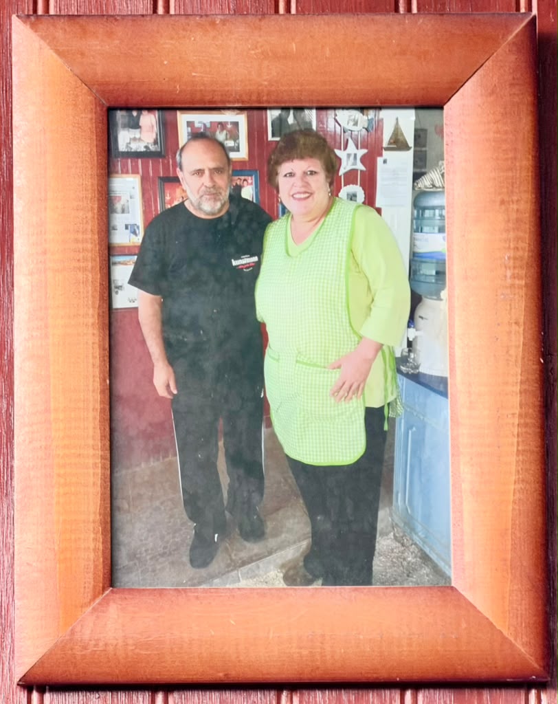 Fotografía enmarcada de Normita y Alejandro en el restaurante