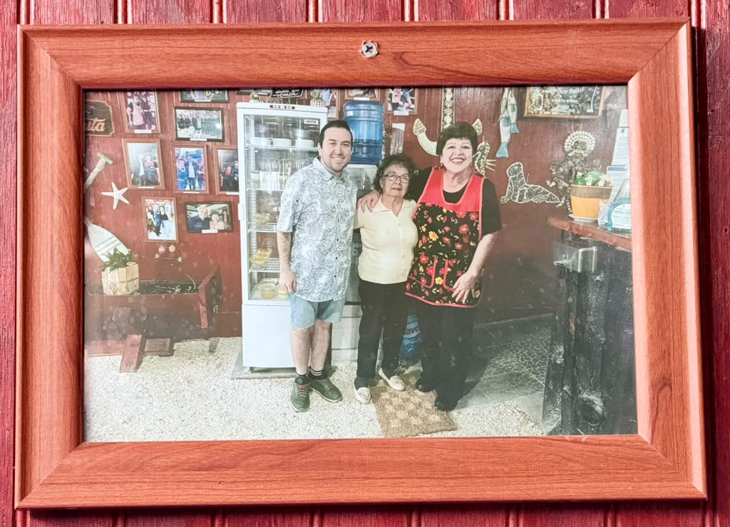 Normita junto a su familia en el restaurante