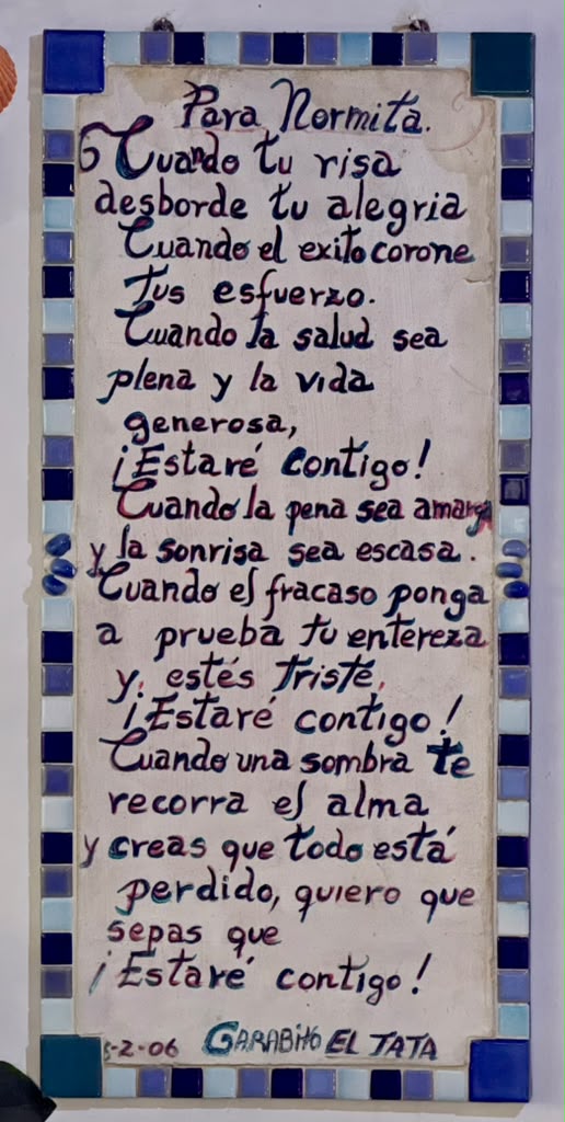 Placa dedicada a Normita con un mensaje firmado por el Tata